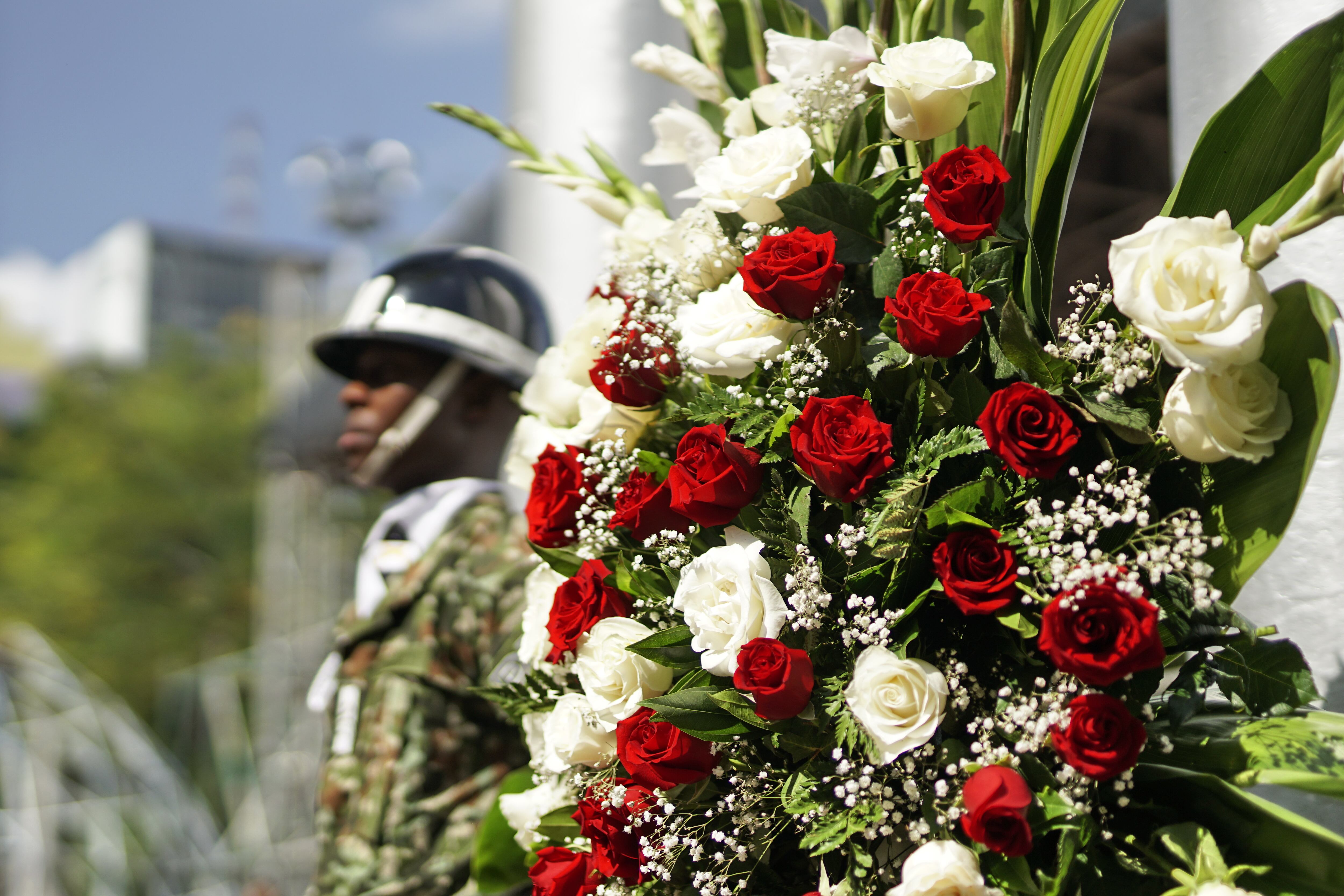 En la plazoleta Jairo Varela, los Comandantes de la Fuerza Pública y las autoridades municipales de la ciudad de Cali, en compañía de las víctimas del conflicto armado, rindieron un sentido homenaje a los héroes que dieron sus vidas, defendieron el país con valor, honor y sacrificio.