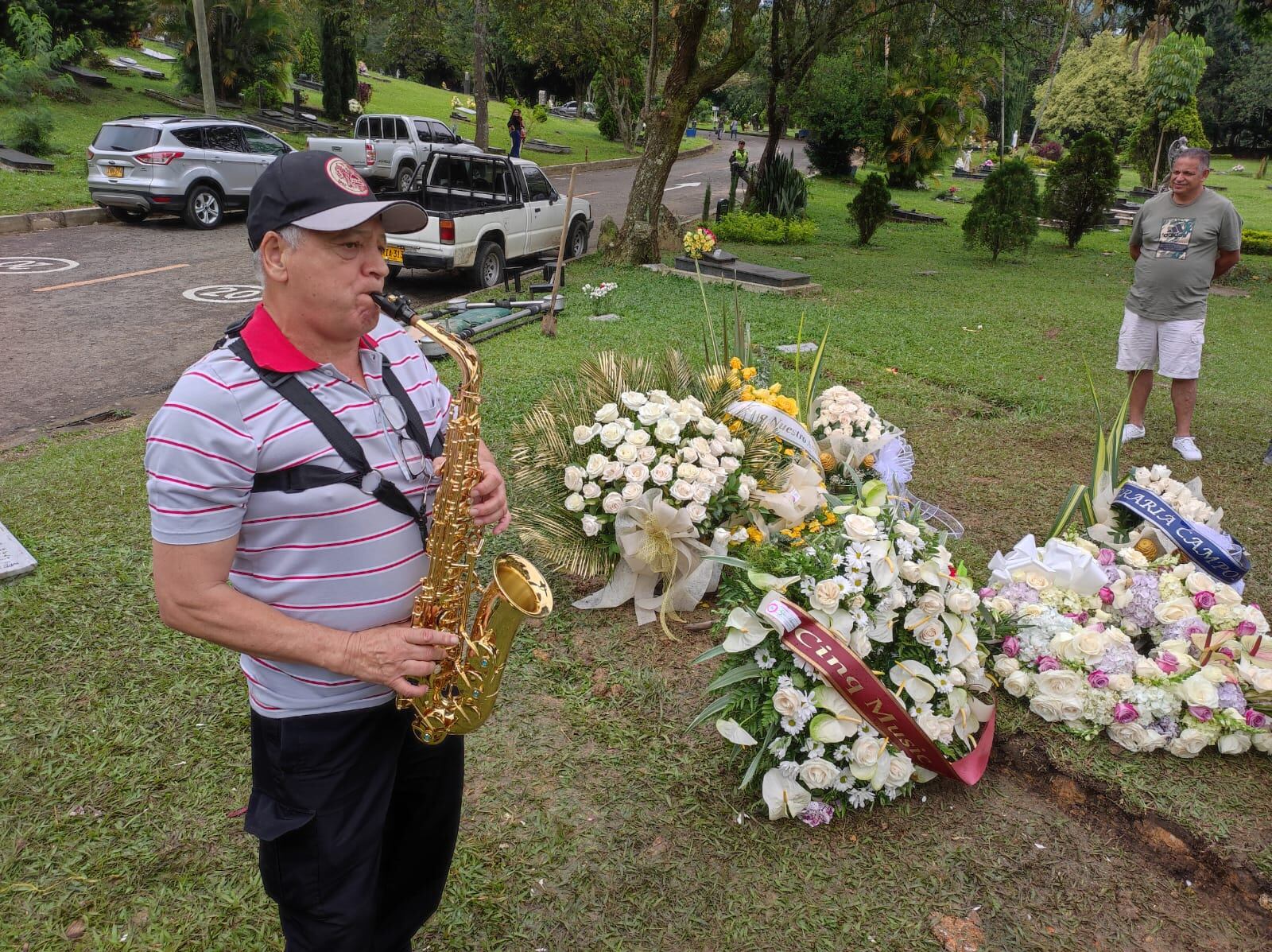 Alberto de Jesús Zuluaga interpretando algunas canciones en su saxofón para despedir al 'Rey del Despecho'.