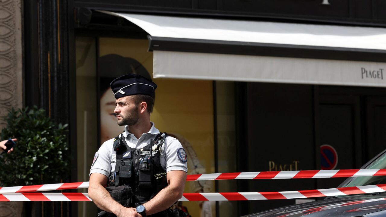 La policía francesa se encuentra frente a la tienda Piaget luego de un robo, en la Rue de la Paix junto a la Place Vendome en París, Francia, el 1 de agosto de 2023.