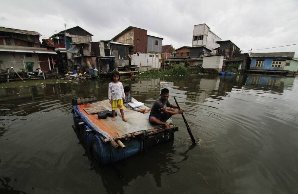 Aproximadamente 250 familias continúan viviendo en Kapak Teko, un pueblo sumergido en Yakarta, la capital de Indonesia, que comenzó a inundarse debido a la industrialización de la zona desde el año 2000. Durante años, el gobierno ha estado tratando de trasladar a las familias a otra área y evacuar el agua, pero los resultados no se han logrado. (Eko Siswono Toyudho - Agencia Anadolu)