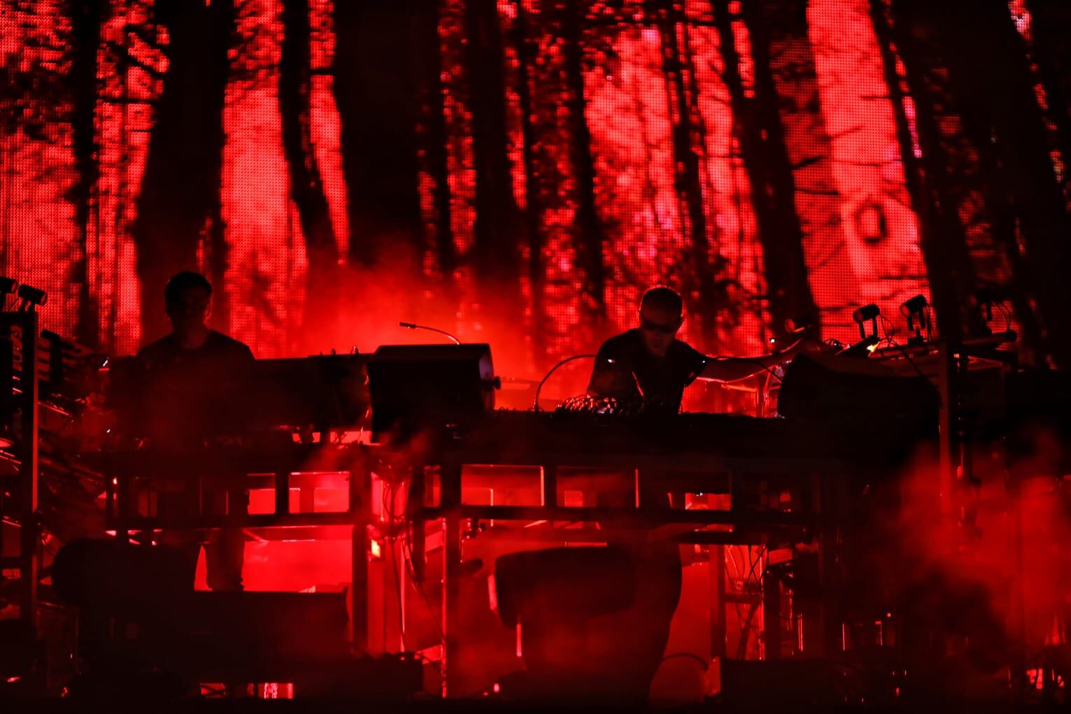 ¡Los headliners del festival! The Chemical Brothers cocinando...