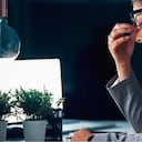 Estrés laboral: ¿Debería ponerle límite a los mensajes de WhatsApp fuera de su horario de trabajo?