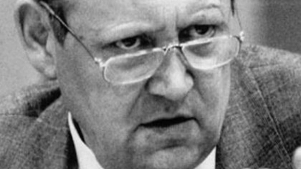 El 9 de noviembre de 1989,Günter Shabowski, vocero de la RDA, anuncia la eliminación de las restricciones de viaje para los ciudadanos de Alemania Oriental. Por un malentendido, se pensó que su anuncio era inmediato, y esto fue el detonante para la caída del muro
