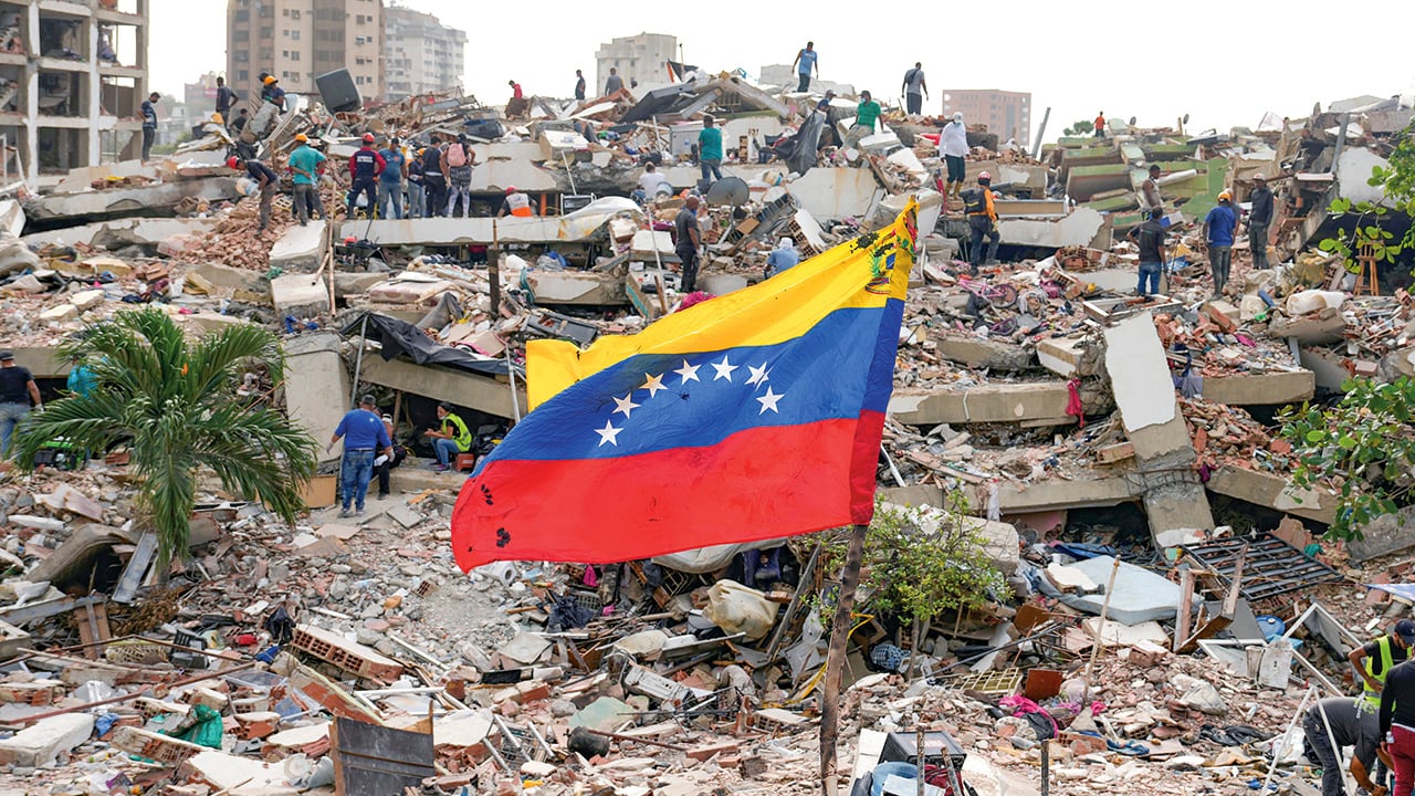 Rescatistas y ciudadanos trabajando en los terremotos en Venezuela.