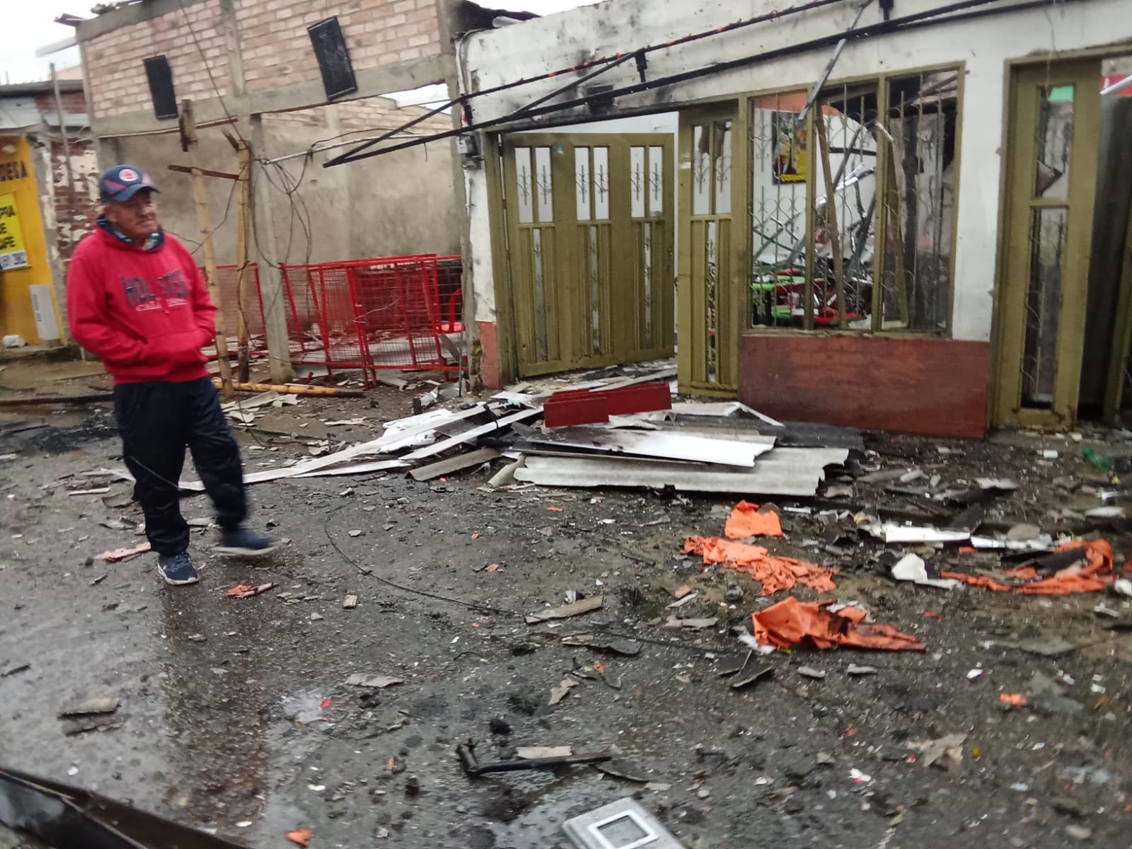 Los dos locales de Oswaldo Guzmán terminaron destruidos tras este nuevo ataque con explosivo en Morales, Cauca.