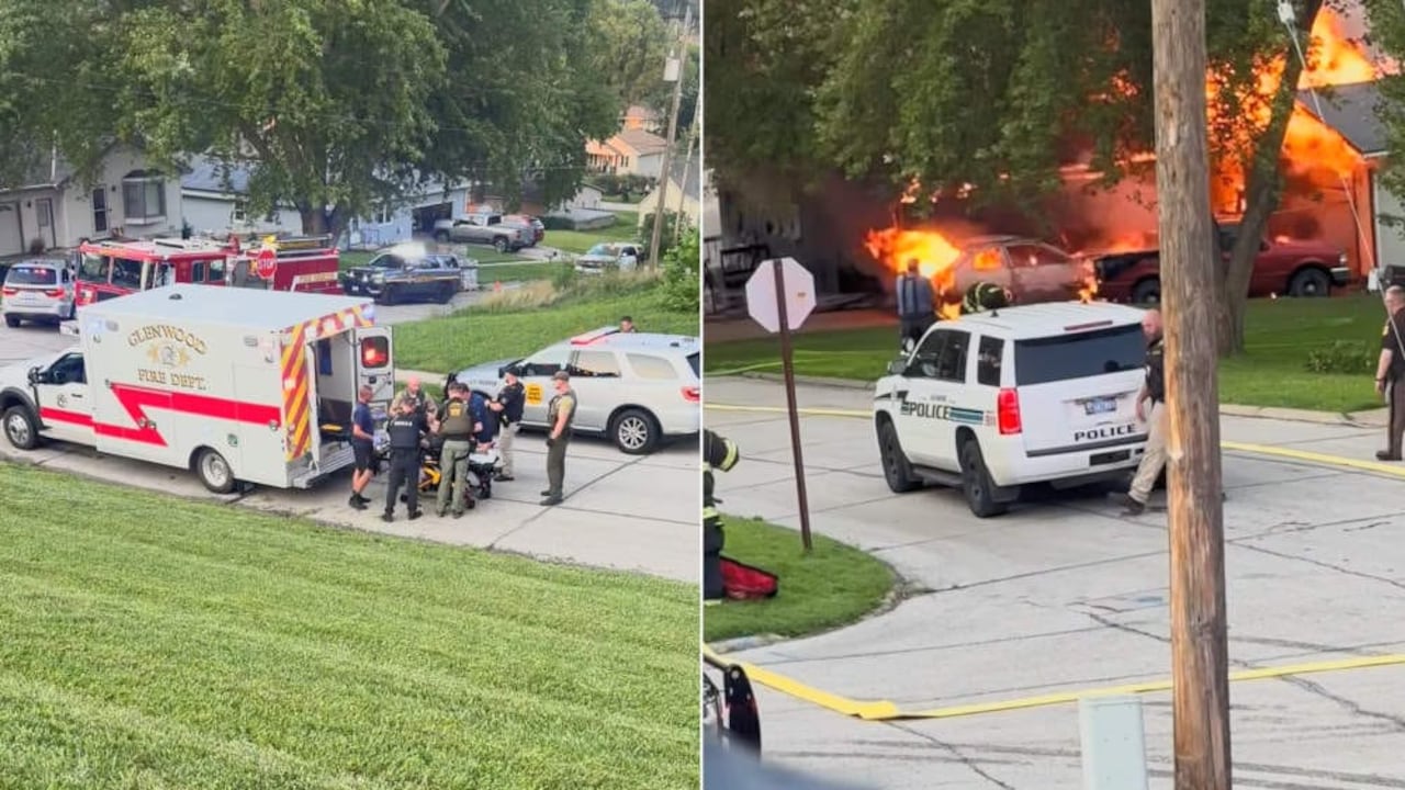 Bomberos y policías en la escena de un incendio en Glenwood, Iowa, luego de un tiroteo mortal.