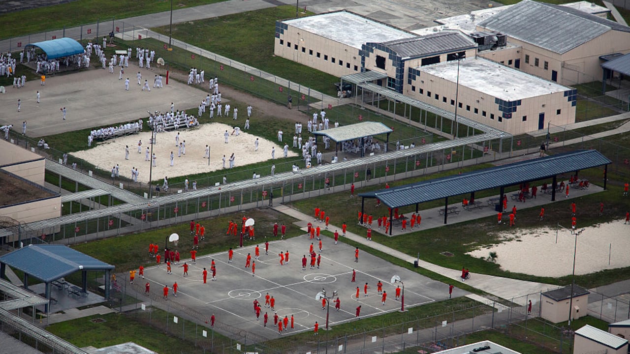 Vista aérea desde un helicóptero, se observa a detenidos en el Centro de Detención Krome "Alcatraz de caimanes", administrado por el Servicio de Inmigración y Control de Aduanas de Estados Unidos (ICE), el 4 de julio de 2025 en Miami, Florida.