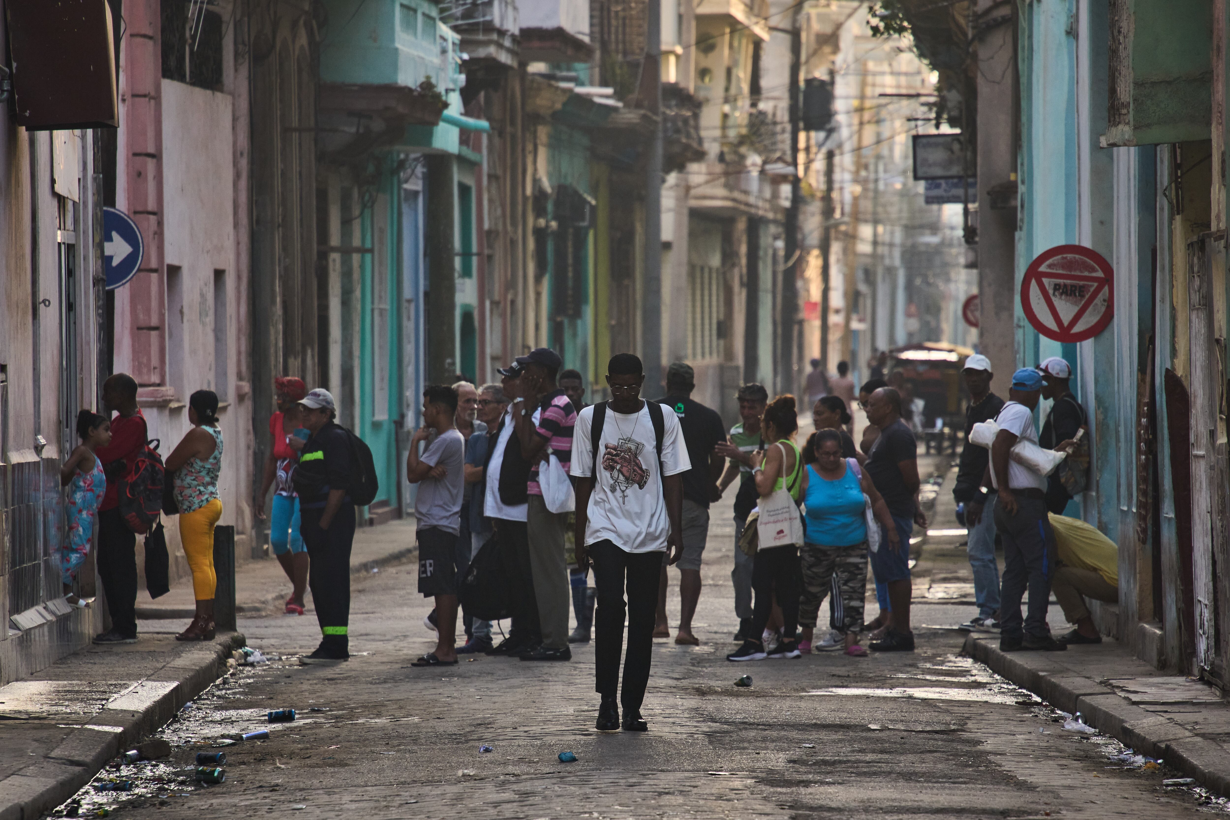 La gente hace fila en la calle para comprar pan en La Habana, Cuba.