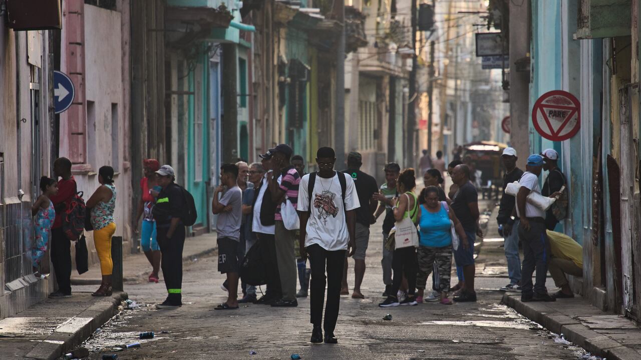 La gente hace fila en la calle para comprar pan en La Habana, Cuba.