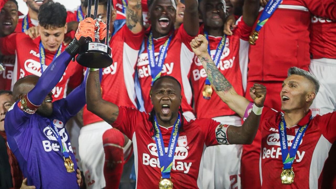 Tridente de capitanes de Independiente Santa Fe alzando la Superliga 2026