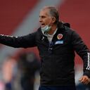El técnico de Colombia Carlos Queiroz da instrucciones durante el partido contra Ecuador por las eliminatorias del Mundial, el martes 17 de noviembre de 2020, en Quito.