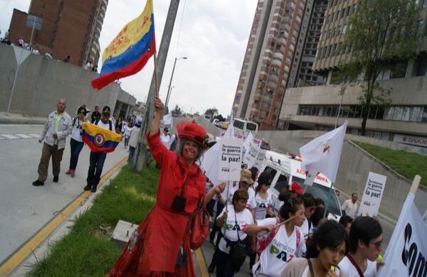 Uno de los personajes más representativos de la Bogotá de los 40 fue la “La Loca Margarita”. Conoció de cerca la política en la capital y siempre llevaba consigo claveles rojos. Hoy también estaba apoyando el proceso de paz. Fotografía: Edwin Tamayo / SEMANA