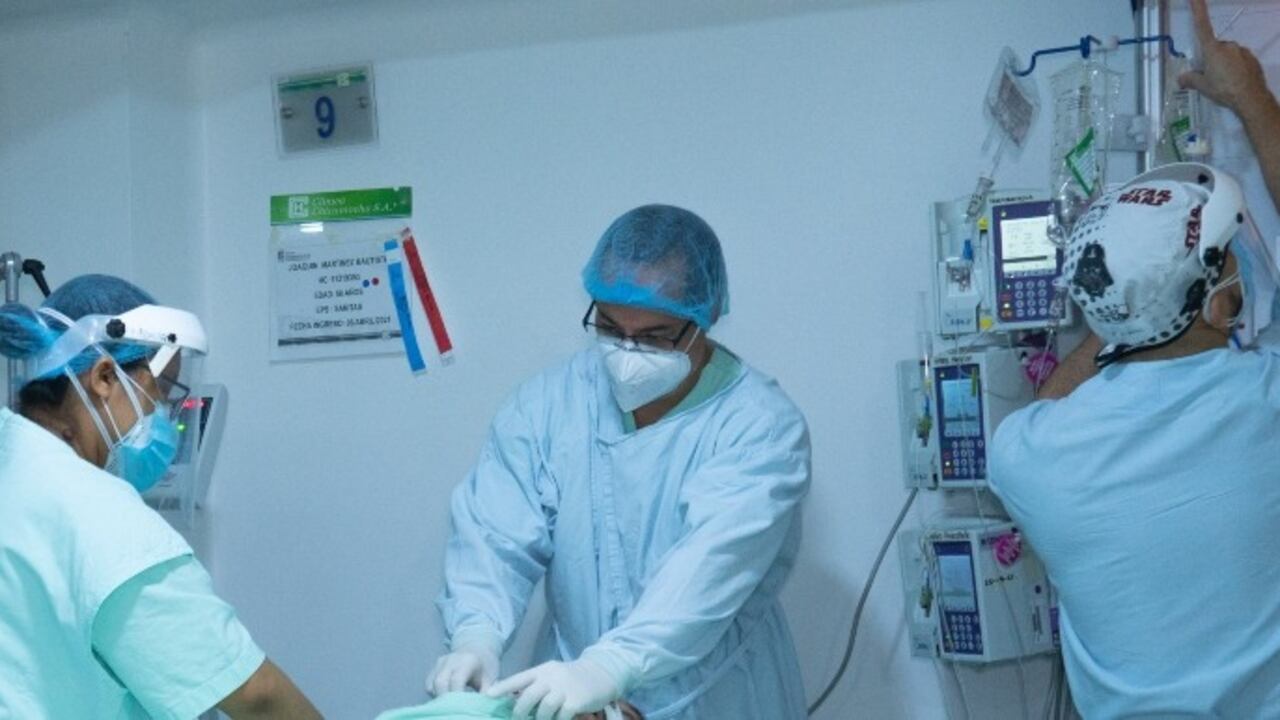 Los médicos sufren un desgaste debido a la sobrecarga de los hospitales y pacientes.