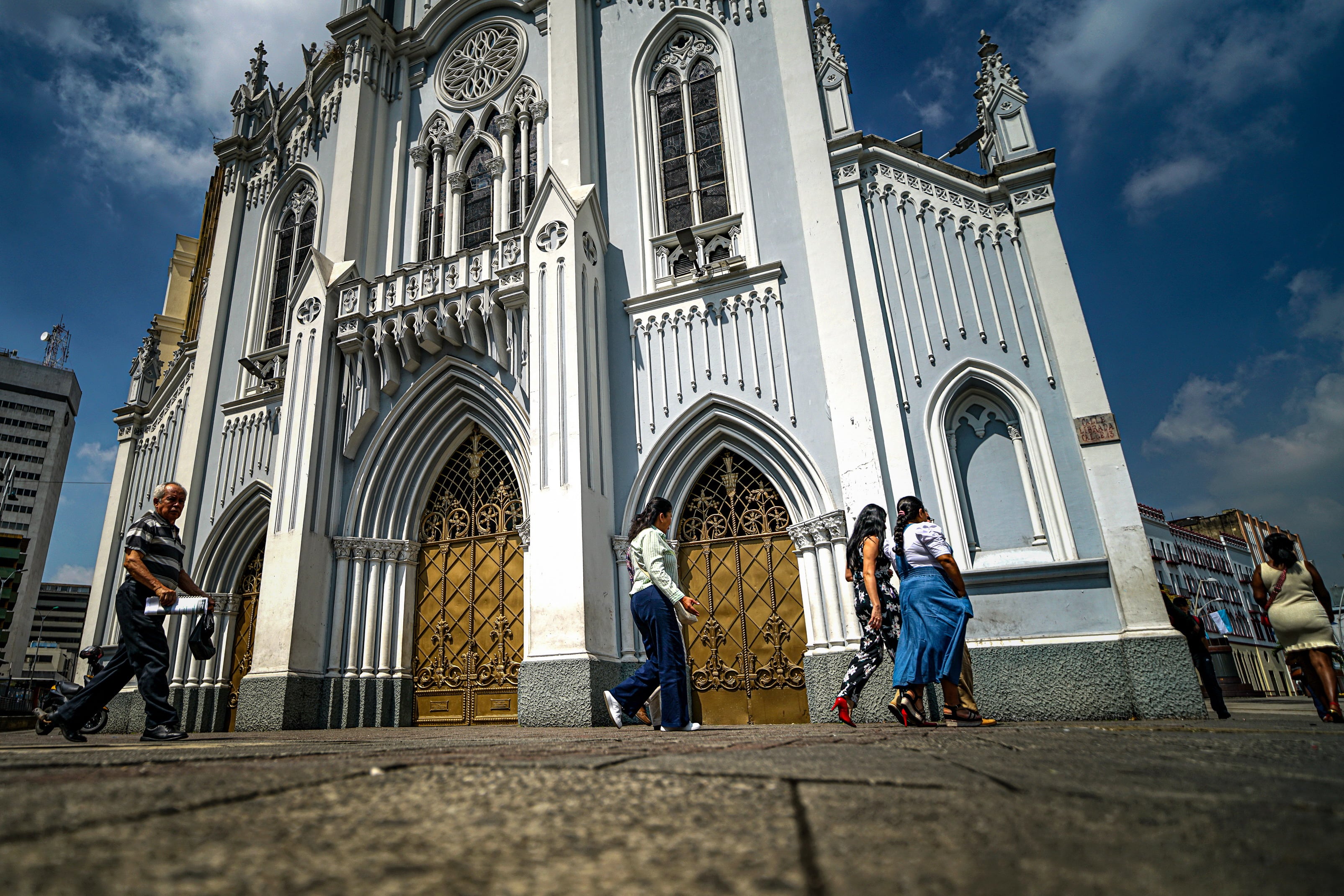 La emblemática iglesia La Ermita en Cali, Colombia, fue blanco de un acto de vandalismo el 6 de mayo de 2026. Un hombre ingresó violentamente, destruyendo varias imágenes religiosas y causando daños materiales, lo que la Arquidiócesis calificó como una "dolorosa profanación". Pero además la iglesia presenta un deterioro muy grave que se ha ido acrecentando a través de los años y requiere acciones urgentes. Foto: Jorge Orozco.