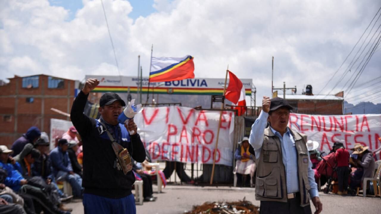 FOTO DE ARCHIVO: Peruanos bloquean la frontera con Bolivia para protestar por la actual crisis política.