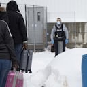 Con maletas en mano, los migrantes llegan a pedir asilo en este lugar que ha visto como se incrementa la llegada de ciudadanos