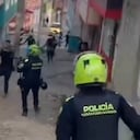 El hecho, registrado en video por testigos, muestra a los agentes de la Policía persiguiendo a los delincuentes por un estrecho callejón.