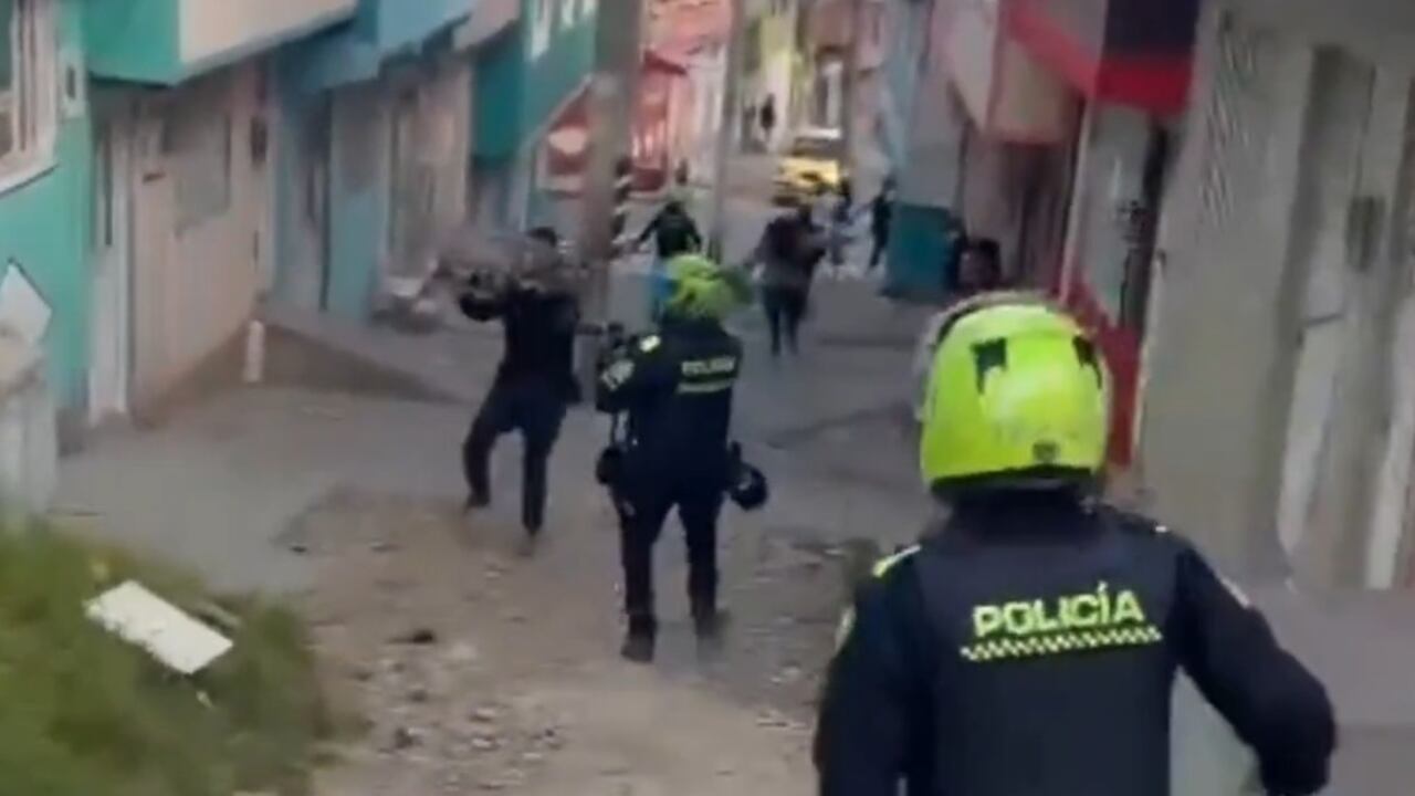 El hecho, registrado en video por testigos, muestra a los agentes de la Policía persiguiendo a los delincuentes por un estrecho callejón.