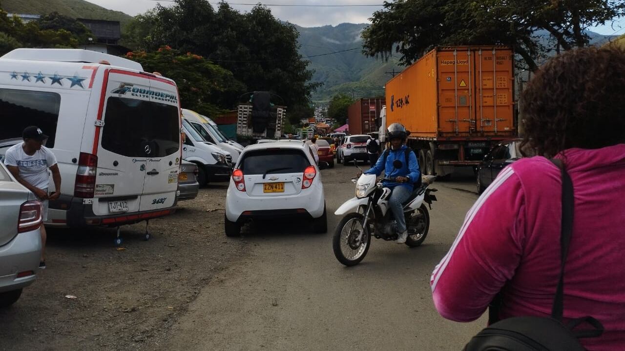 Le hacen fuerte llamado al Gobierno para atender situación en la vía Buga-Buenaventura, bloqueada a la altura de Loboguerrero.