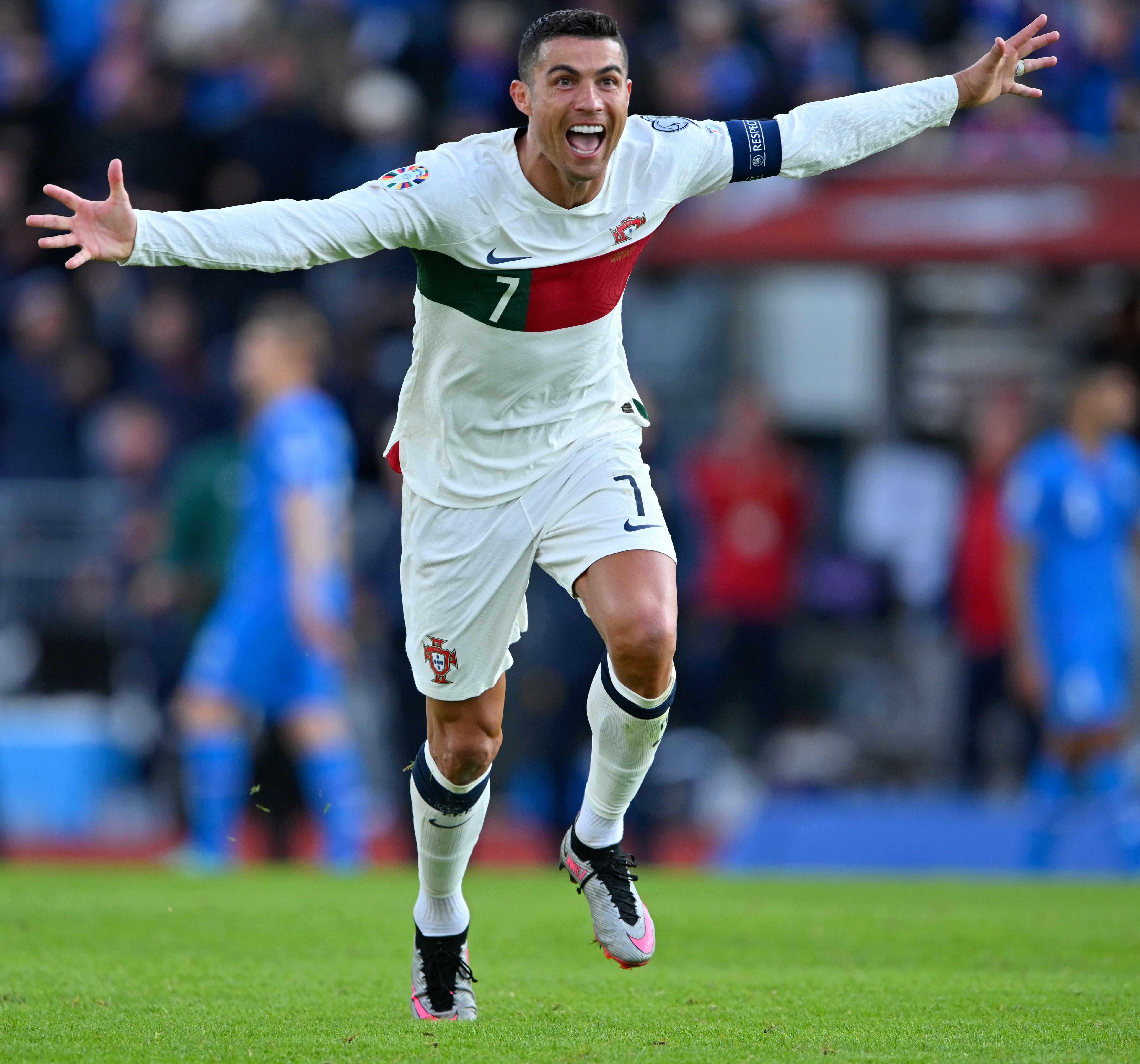 Cristiano Ronaldo celebrando el gol de la victoria ante Islandia.