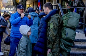 “Debemos proteger los intereses de nuestros seres queridos, de nuestra gente en general, los intereses del Estado”, dijo el vicepresidente del Consejo de Seguridad Rusia, Dimitri Medvedev, (Photo by Sefa Karacan/Anadolu Agency via Getty Images)