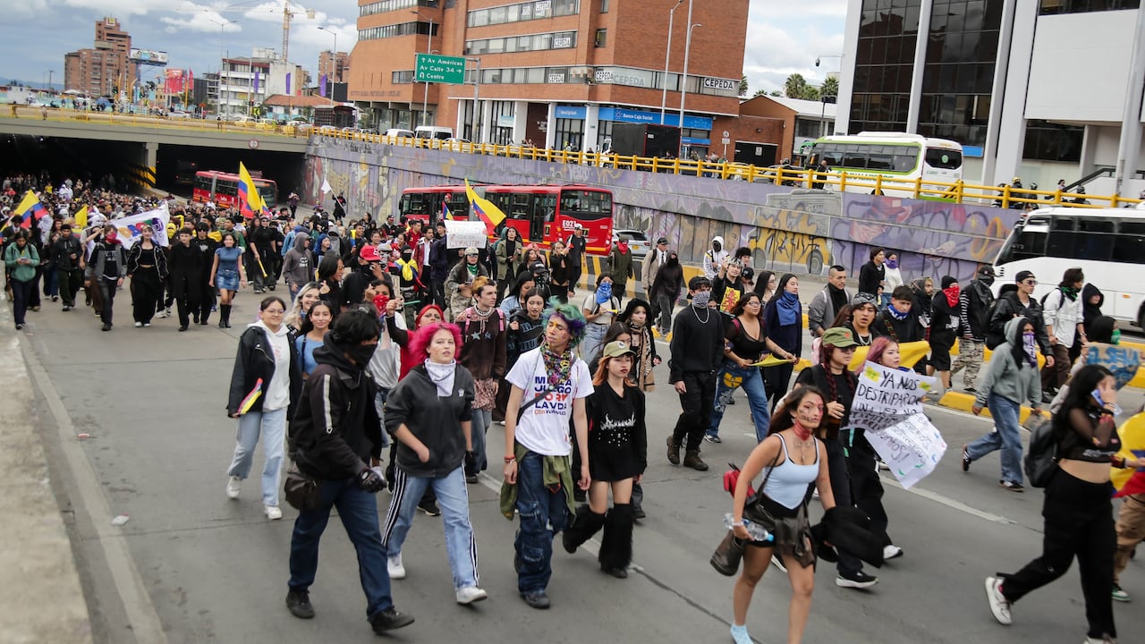 En el centro de la capital, simpatizantes de Cepeda marcharon en apoyo al candidato presidencial mientras avanzan los escrutinios de la segunda vuelta.(Colprensa - Catalina Olaya)