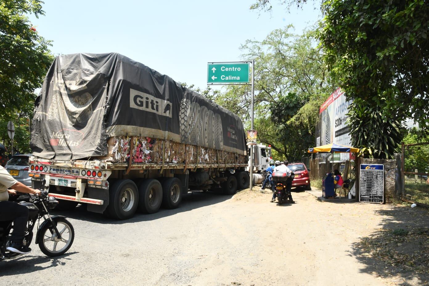 Paro de camioneros bloqueo en Paso del comercio y Menga