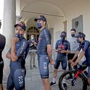 Daniel Martínez y Egan Bernal del equipo Ineos Grenadier en Turín.