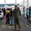Un miembro de la Armada de México acordona un área después de un tiroteo afuera del Aeropuerto Internacional Benito Juárez en la Ciudad de México el 12 de septiembre de 2023. Un presunto ladrón abrió fuego el martes afuera del principal aeropuerto internacional de la Ciudad de México durante una persecución policial que dejó dos oficiales heridos.