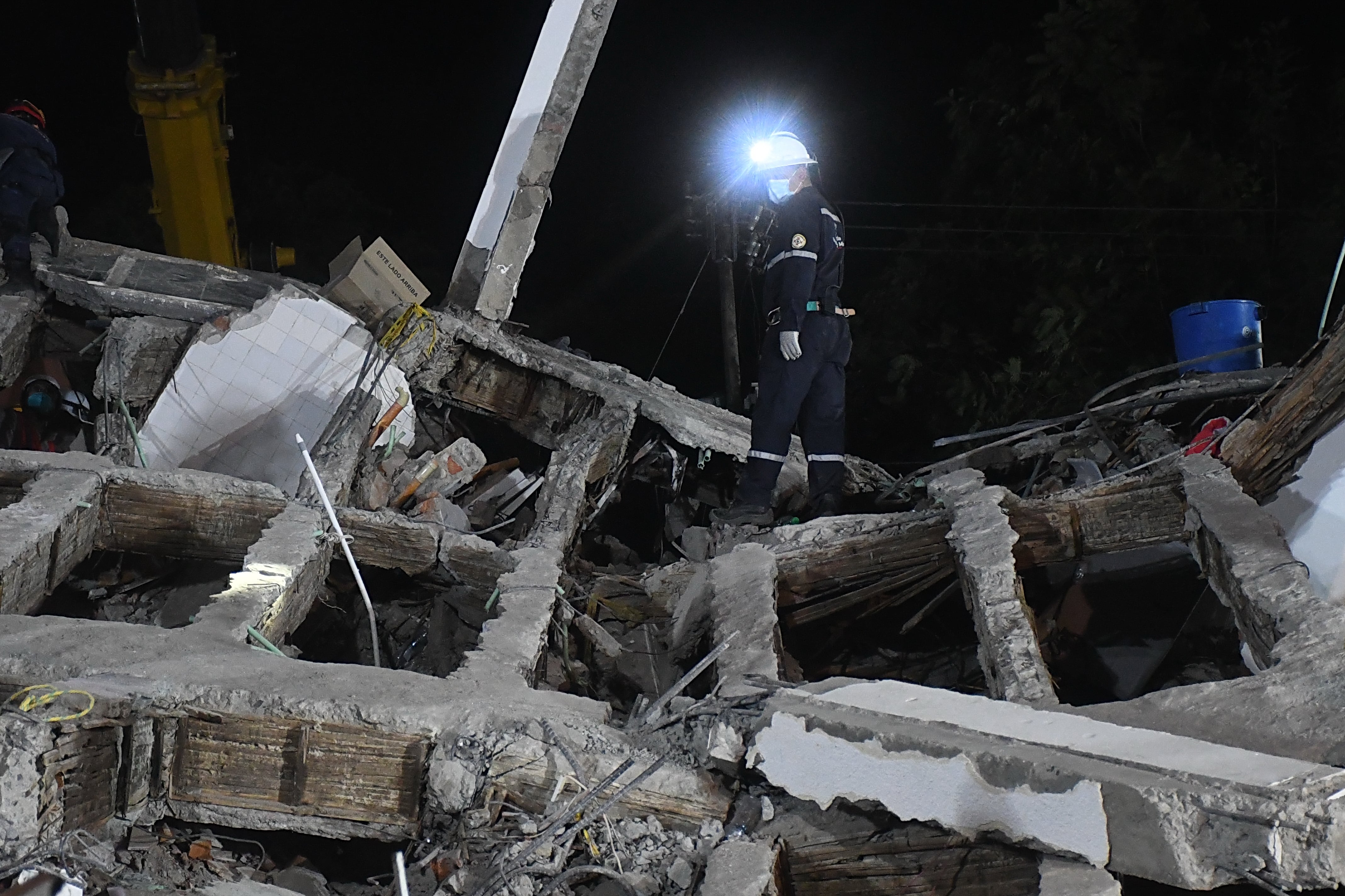 Cali: Luego de 72 horas del terremoto que afectó a la ciudad, el grupo de rescatistas y voluntarios continúa en su ardua labor durante día y noche, jornadas interminables con héroes invisibles que lo dan todo por rescatar con vida a los sobrevivientes