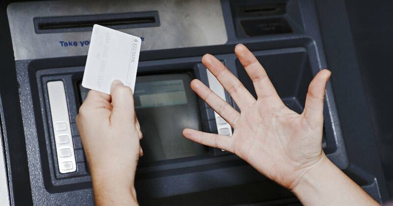 Las autoridades del supermercado acordonaron el cajero automático e impidieron el paso de quienes iban a efectuar alguna transacción.