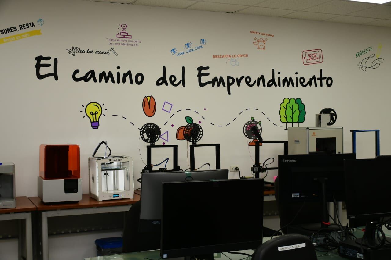 CEmprende se diseñó como un campus de emprendimiento exponencial y está inspirado en distintos ecosistemas del mundo, entre ellos Station F, la aceleradora más importante de Francia.