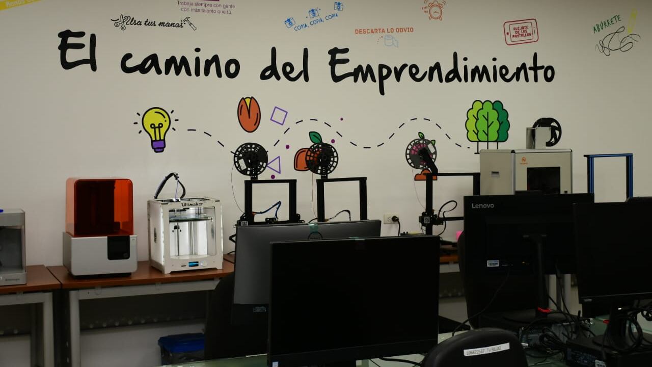 CEmprende se diseñó como un campus de emprendimiento exponencial y está inspirado en distintos ecosistemas del mundo, entre ellos Station F, la aceleradora más importante de Francia.