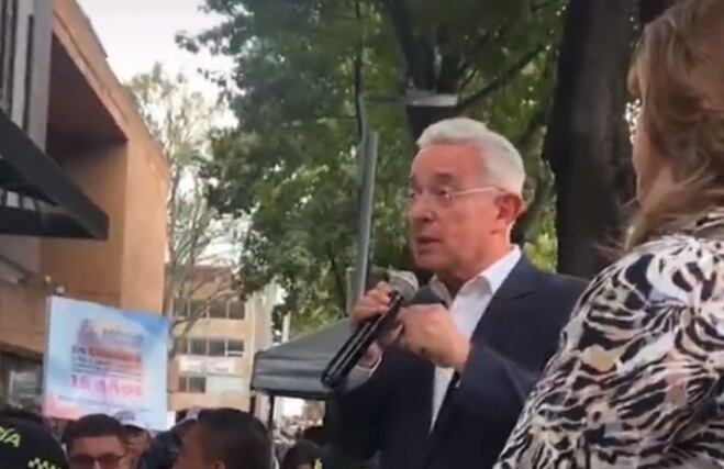 El exjefe de Estado vivió un tenso momento en Bogotá.