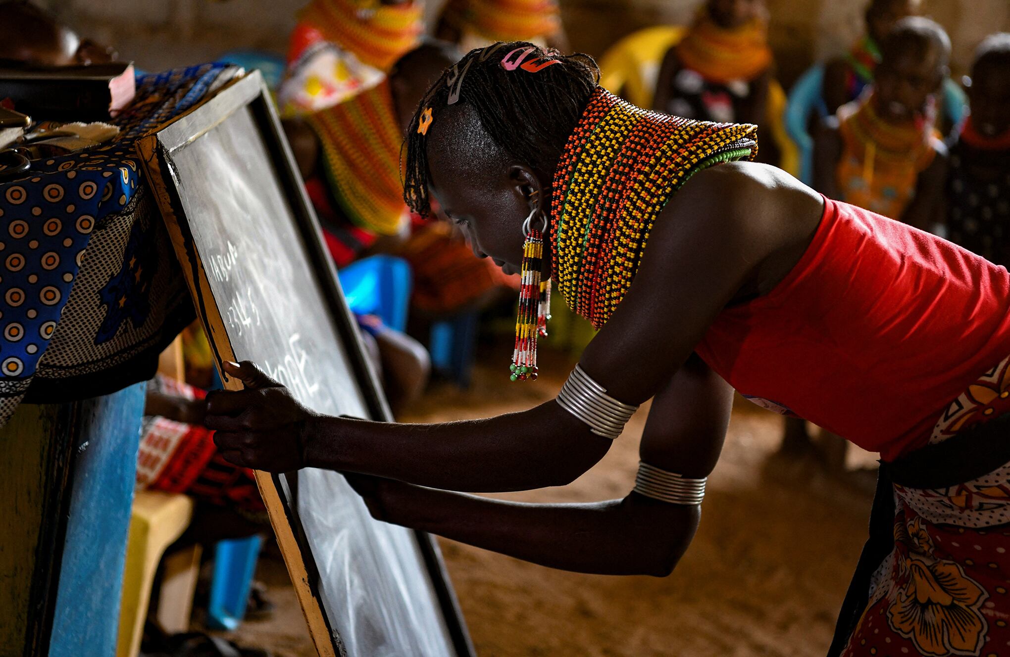En imágenes : Niñas de la tribu Turkana asisten a una escuela improvisada en el pueblo de Sarima