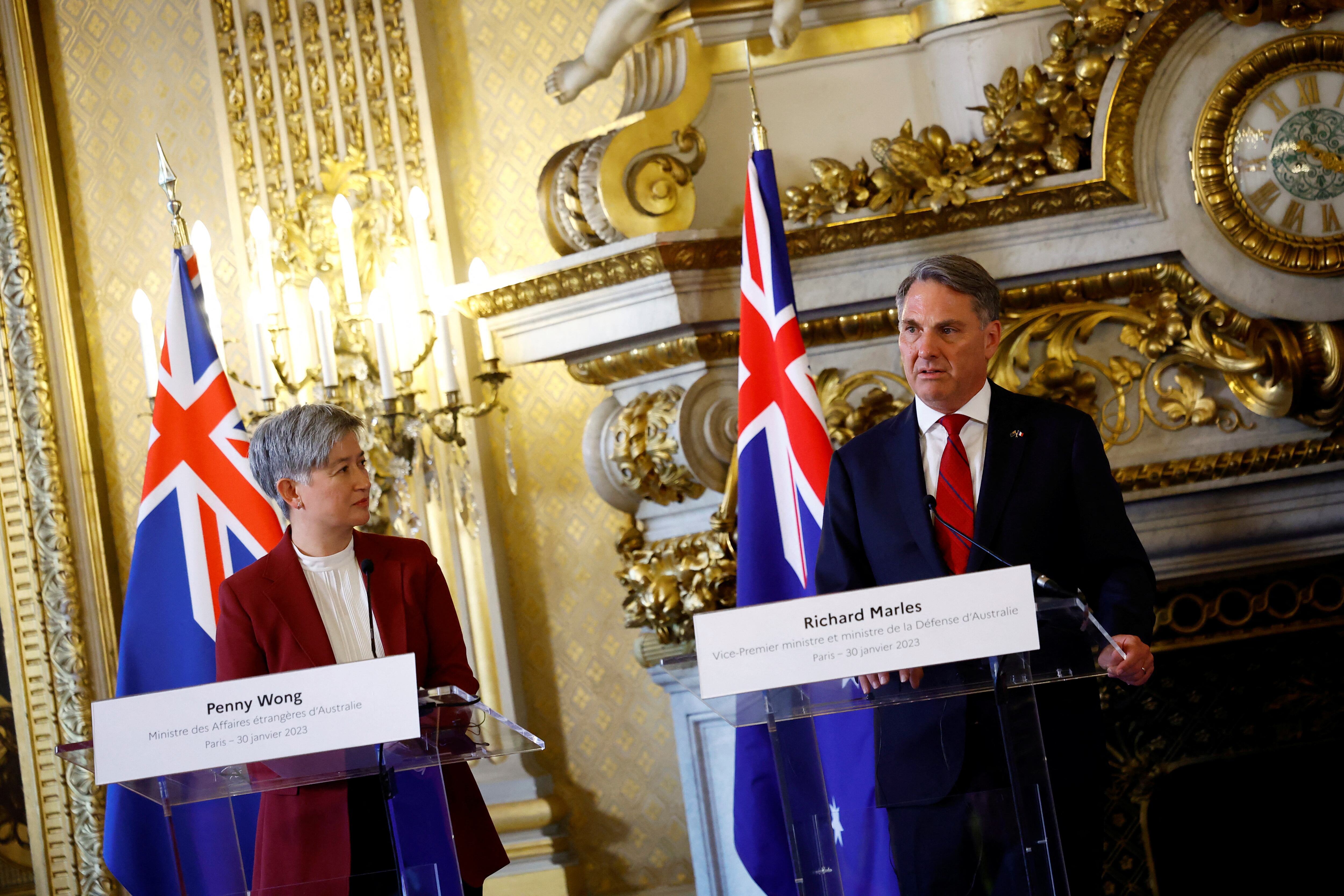 La ministra de Relaciones Exteriores de Australia, Penny Wong, y el ministro de Defensa de Australia, Richard Marles, asisten a una conferencia de prensa conjunta con los ministros de Relaciones Exteriores y Defensa de Francia en el Quai d'Orsay en París, Francia.