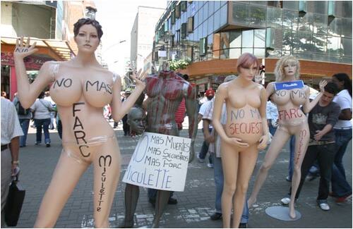 La genialidad del paisa no tiene fin. Hasta muñecas inflables que están en contra de las Farc salieron se plantaron en las calles de Medellín para sentar su protesta. 