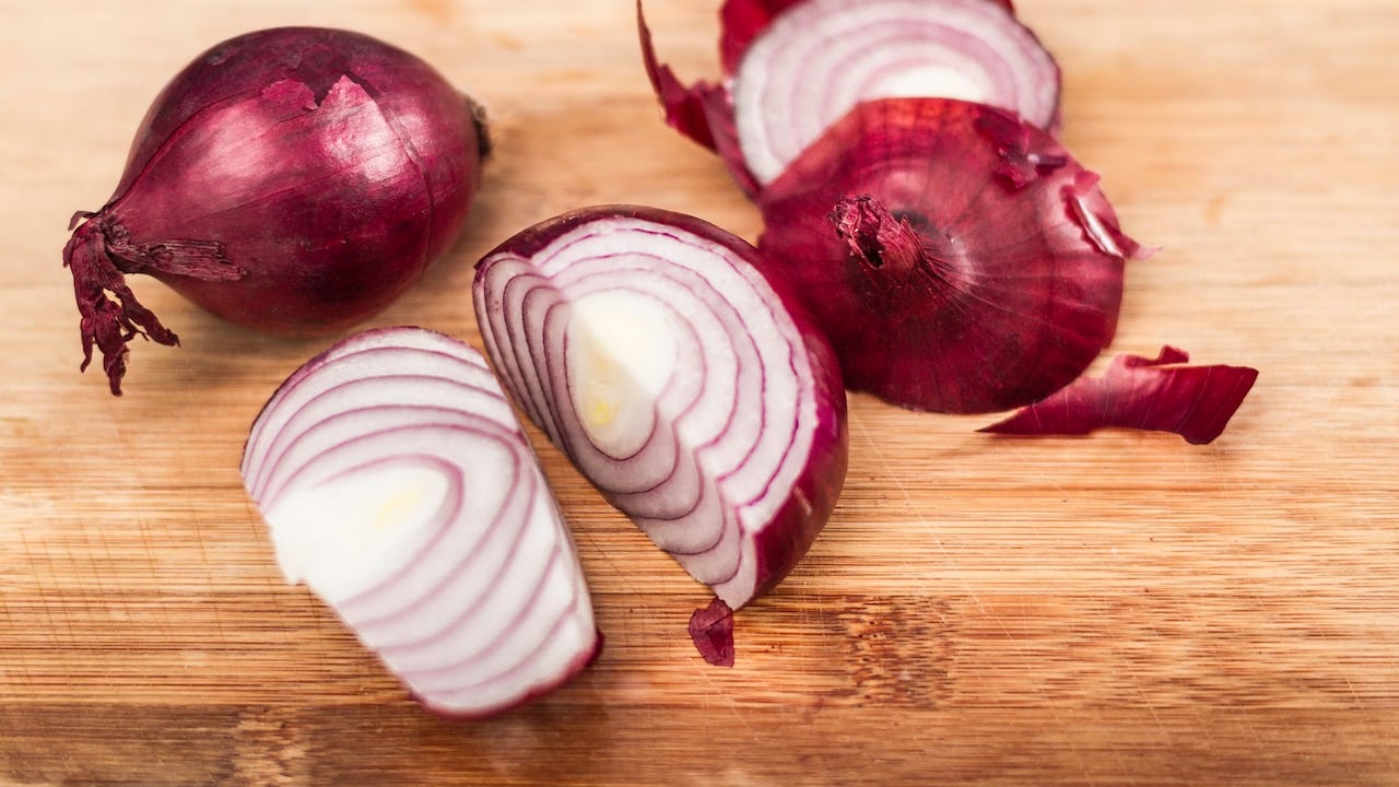 La cebolla morada es favorable para estimular la circulación sanguínea en el cuero cabelludo.