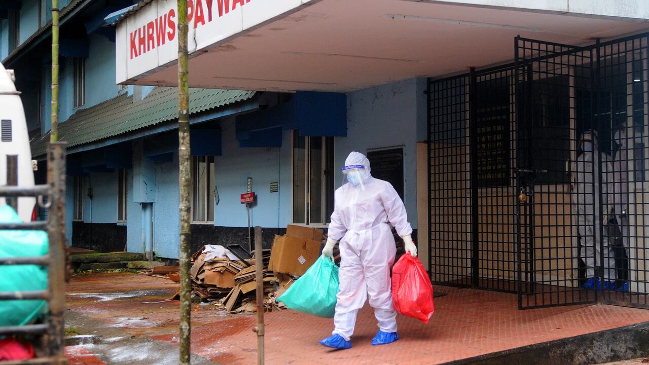 Un funcionario de salud se encuentra afuera de la sala del Hospital de la Facultad de Medicina de Kozhikode, que se convirtió en una sala de aislamiento del virus Nipah el 6 de septiembre de 2021 en Kozhikode, India