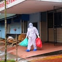 Un funcionario de salud se encuentra afuera de la sala del Hospital de la Facultad de Medicina de Kozhikode, que se convirtió en una sala de aislamiento del virus Nipah el 6 de septiembre de 2021 en Kozhikode, India