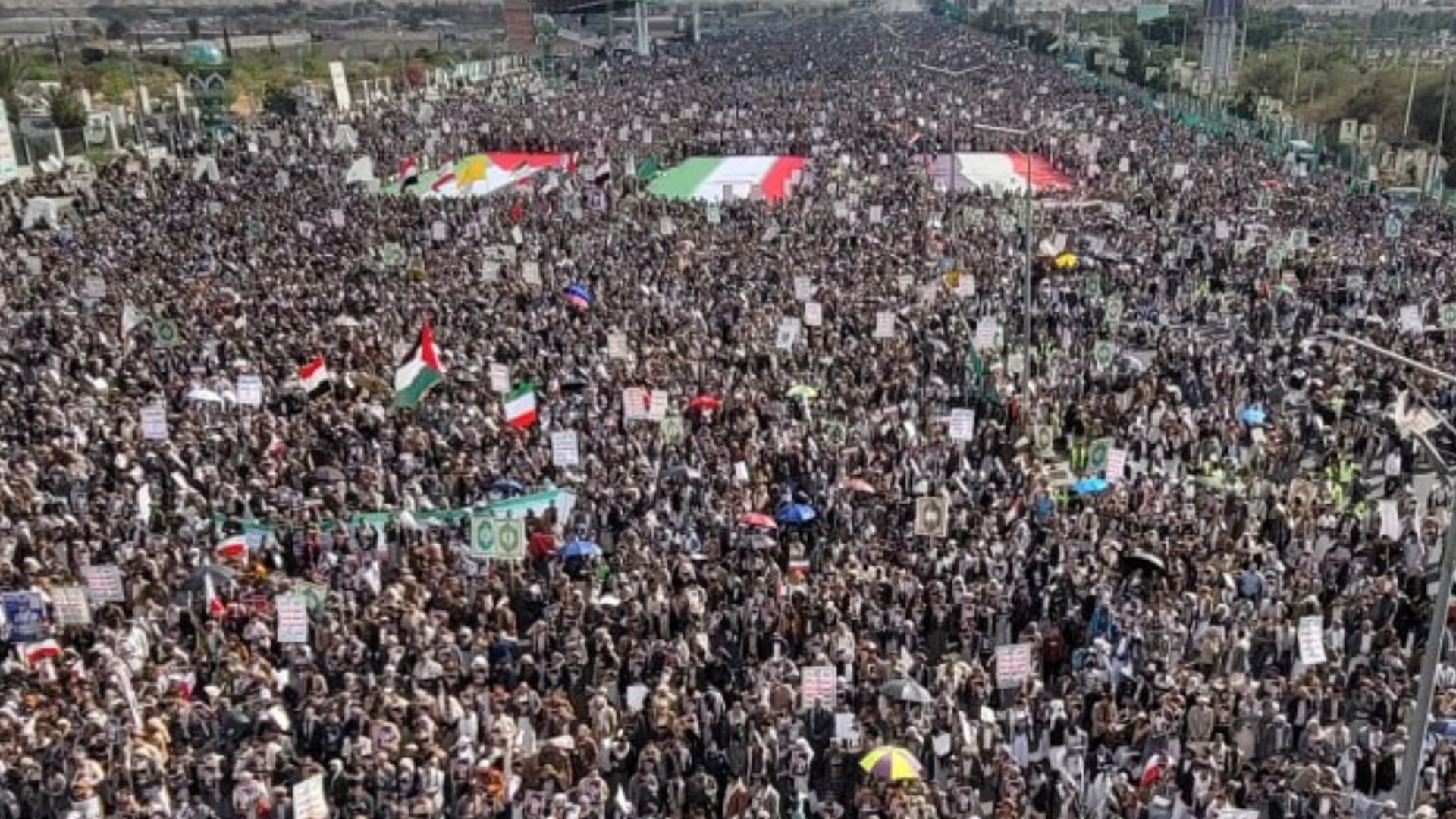 Miles de manifestantes llenan la Plaza al‑Sabeen en Sanaá en solidaridad con Irán tras los ataques de EE. UU. e Israel.