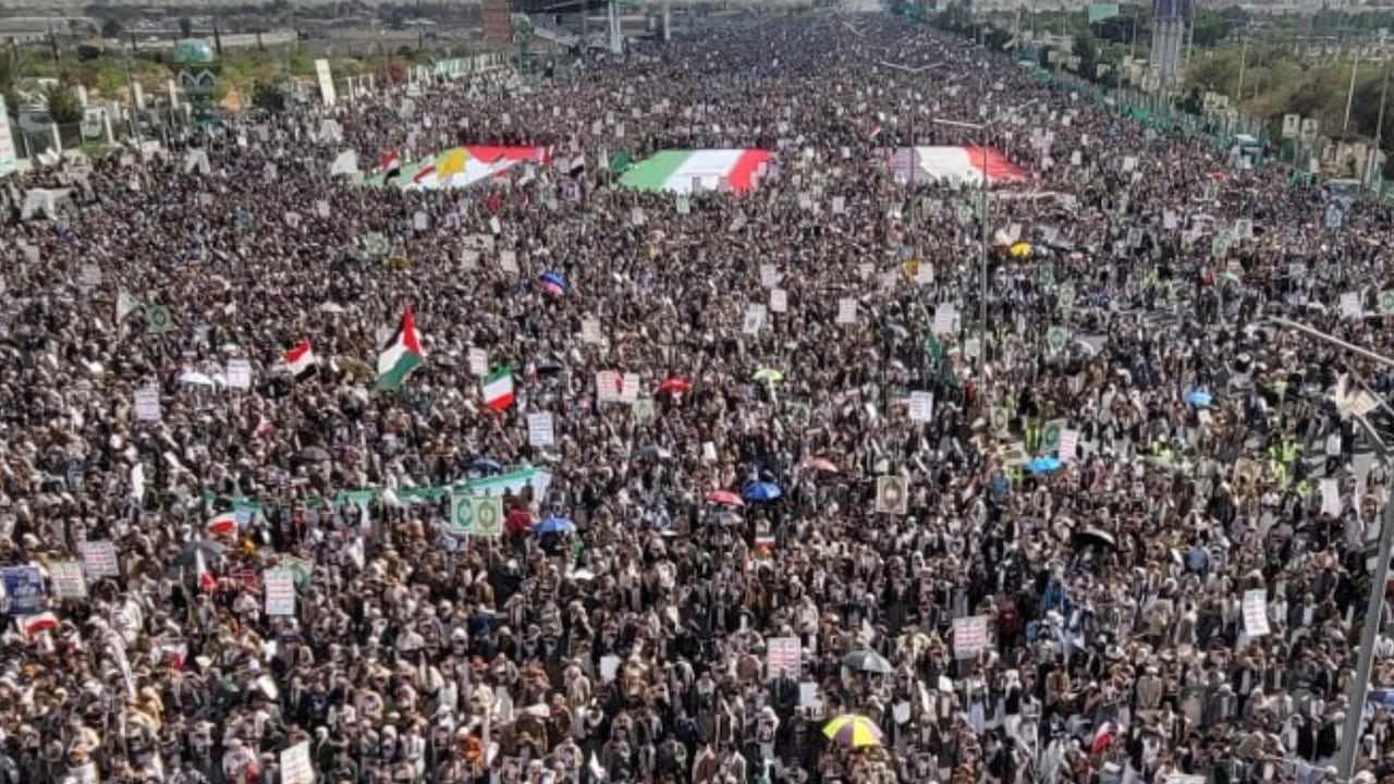 Miles de manifestantes llenan la Plaza al‑Sabeen en Sanaá en solidaridad con Irán tras los ataques de EE. UU. e Israel.