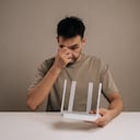 El router funciona como un pequeño ordenador que permanece encendido constantemente gestionando conexiones y tráfico de red.