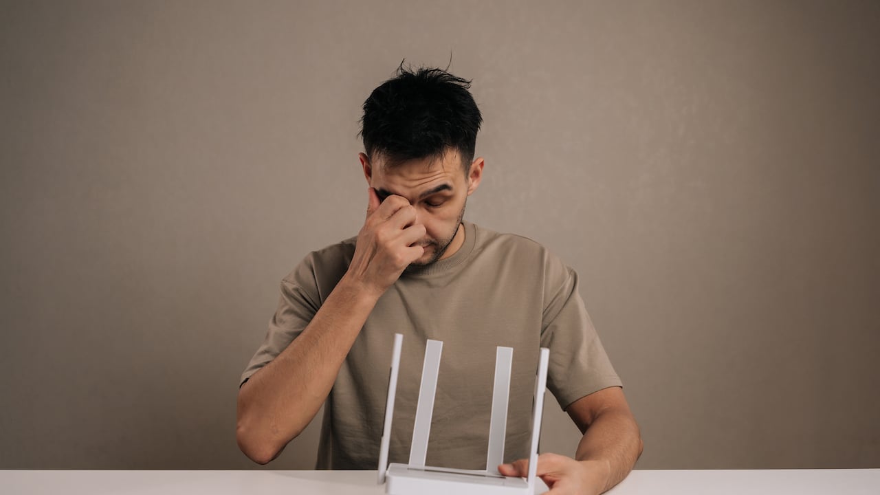 El router funciona como un pequeño ordenador que permanece encendido constantemente gestionando conexiones y tráfico de red.