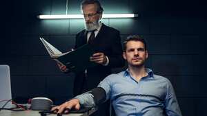 Empresario arrestado con prueba de detector de mentiras en la sala de interrogatorios