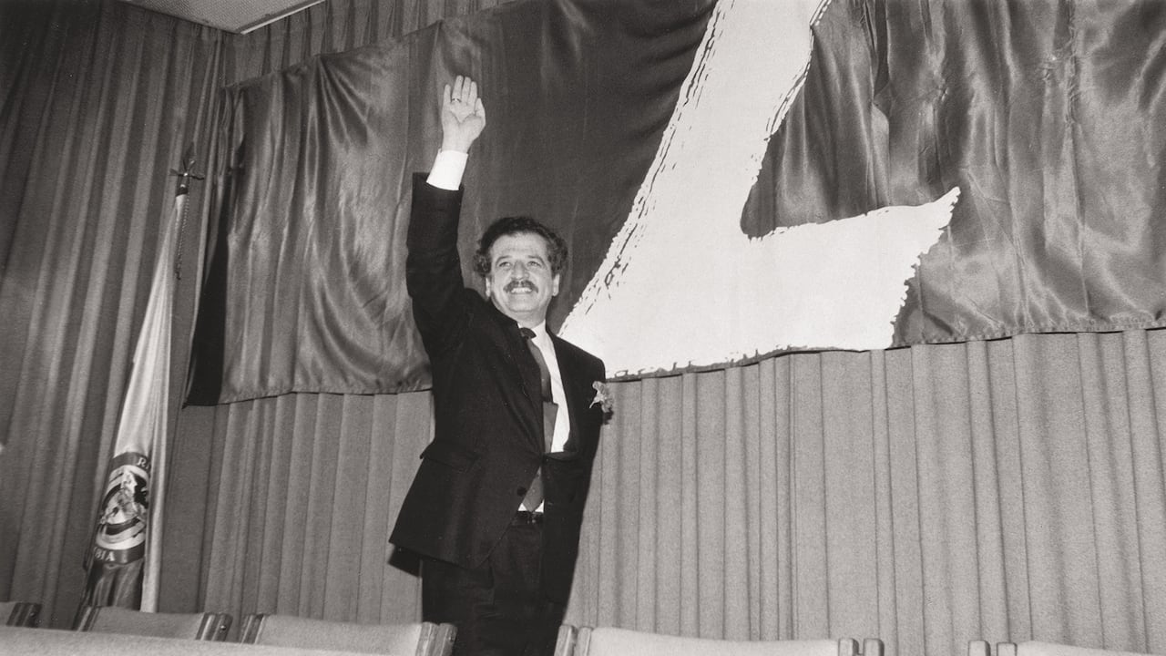 LUIS CARLOS GALAN: Inscripción candidatura. Al fondo logo del partido liberal. Blanco y negro.
Foto:Lope Medina. Jul 89