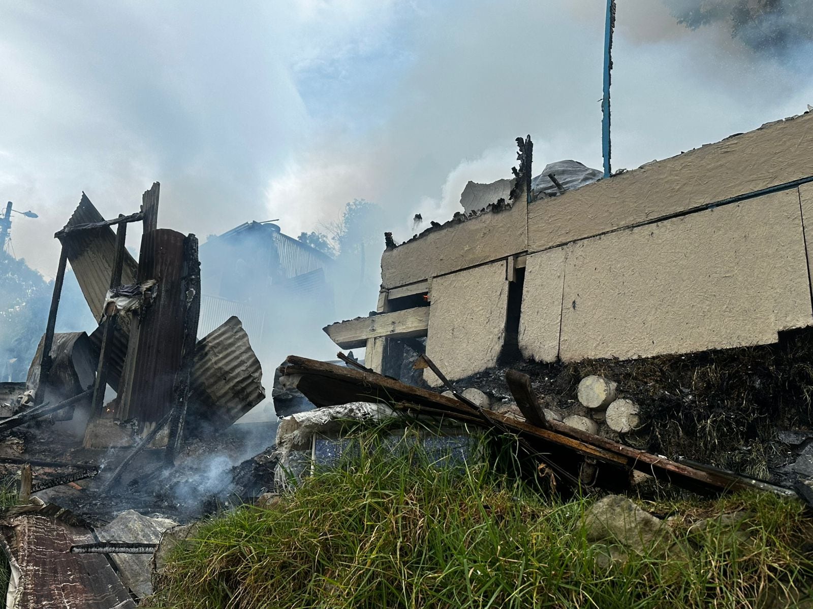 Carlos Fernando Galán confirmó que cinco viviendas fueron arrasadas por el incendio en La Paz y que no hubo heridos graves.