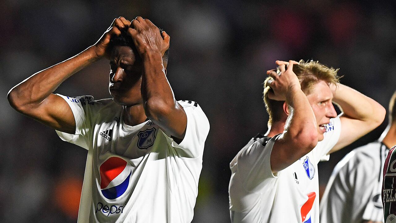 Jader Valencia y Andrés Llinás se lamentan tras una ocasión perdida en el partido de vuelta de la fase 2 de la Copa Libertadores entre Millonarios y Fluminense