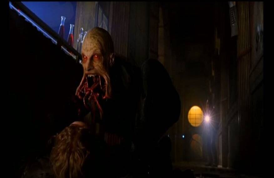 Blade II (2002) Blade es mitad humano-mitad vampiro y caza a sus semejantes sobrenaturales para proteger a los humanos. Pero ante una nueva amenaza que pone en peligro tanto a humanos como vampiros, Blade se ve obligado a luchar junto a sus enemigos más antiguos.