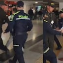 Hugo Ospina, líder de taxistas, siendo conducido por la Policía de Bucaramanga para imponerle un comparendo.